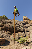 Springen mit dem Kanarischen Hirtenstab, Mann Salto del Pastor Canario, Kraterrand der Caldera de Taburiente, UNESCO Biosphärenreservat, La Palma, Kanarische Inseln, Spanien, Europa