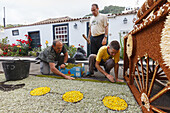 Blütenteppiche für die Prozession, Corpus Christi, Fronleichnahmsfest,Villa de Mazo, UNESCO Biosphärenreservat,  La Palma, Kanarische Inseln, Spanien, Europa