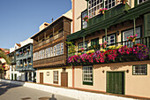Balkonhäuser, Balkone mit Blumen, Avenida Maritima, Uferpromenade, Santa Cruz de La Palma, Hauptstadt der Insel, UNESCO Biosphärenreservat, La Palma, Kanarische Inseln, Spanien, Europa