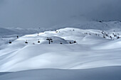 im Skigebiet Groste über Madonna di Campilio in den Brenta-Dolomiten, Winter im Trentino, Italien