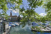 Boote an der Limmat, Wasserkirche, Grossmuenster, Zuerich, Schweiz