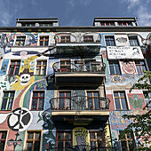Bemalte Fassade in Friedrichshain, bunte Wandmalerei, Berlin, Deutschland