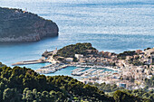 Blick vom Tramuntana Gebirge auf die Stadt und den Hafen, Port de Sóller, Mallorca, Spanien