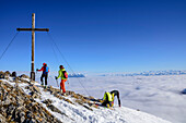 Zwei Frauen auf Skitour steigen zum Hinteren Sonnwendjoch auf, Nebelmeer im Tal, Hinteres Sonnwendjoch, Bayerische Alpen, Tirol, Österreich