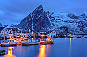 Hafen und Fischerhäuser in Hamnoy bei Dämmerung, Lofoten, Nordland, Norwegen