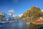 Hafen und Fischerhäuser in Hamnoy, Lofoten, Nordland, Norwegen
