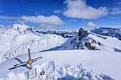 Gipfelkreuz des Medalges, Peitlerkofel im Hintergrund, Medalges, Naturpark Puez-Geisler, UNESCO Weltnaturerbe Dolomiten, Dolomiten, Südtirol, Italien