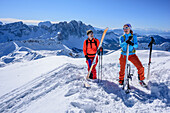 Zwei Personen auf Skitour stehen am Peitlerkofel, Peitlerkofel, Naturpark Puez-Geisler, UNESCO Weltnaturerbe Dolomiten, Dolomiten, Südtirol, Italien