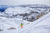Frau auf Skitour steigt zur Puezspitze auf, Puezspitze, Naturpark Puez-Geisler, UNESCO Weltnaturerbe Dolomiten, Dolomiten, Südtirol, Italien
