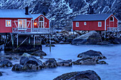 Fischerhäuser in Nusfjord bei Dämmerung, Nusfjord, Lofoten, Nordland, Norwegen