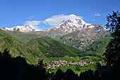 Blick auf Kazbegi mit Berg Kazbek an der Heerstraße im Grossen Kaukasus, Georgien