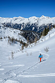Frau auf Skitour steigt zum Hohen Bolz auf, Hoher Bolz, Kreuzeckgruppe, Hohe Tauern, Kärnten, Österreich