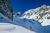 Frau auf Skitour steigt zum Zwiesel auf, Zwiesel, Chiemgauer Alpen, Chiemgau, Oberbayern, Bayern, Deutschland