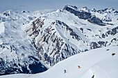 Mann und Frau auf Skitour fahren vom Rastkogel ab, Rastkogel, Tuxer Alpen, Tirol, Österreich