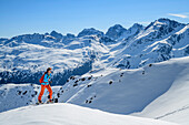 Frau auf Skitour steigt zu Sömen auf, Kalkkögel im Hintergrund, Sömen, Sellrain, Stubaier Alpen, Tirol, Österreich