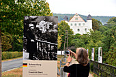 Friedrich Ebert u. Verfassung an der Promenade am Jagdschloss, Schwarzburg im Schwarzatal, Thüringer Wald, Thüringen, Deutschland