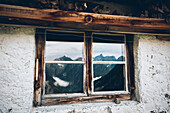 Almfenster mit Bergspiegelung, ,E5, Alpenüberquerung, 2. Etappe, Lechtal, Holzgau, Tirol, Österreich, Kemptner Hütte zur Memminger Hütte