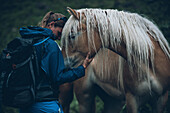 Wanderin mit Haflinger Pferd,  E5, Alpenüberquerung, 2. Etappe, Lechtal, Holzgau, Tirol, Österreich, Kemptner Hütte zur Memminger Hütte
