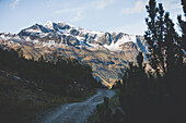 Fernwanderweg mit Bergpanorama im Hintergrund,E5, Alpenüberquerung, 6. Etappe,Vent, Niederjochbach,Similaun Hütte, Schnalstal,   Vernagt Stausee,Meran