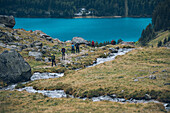 Wandergruppe auf dem Weg zum Vernagt Stausee, E5, Alpenüberquerung, 6. Etappe,Vent, Niederjochbach,Similaun Hütte, Schnalstal,   Vernagt Stausee,Meran