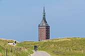 Radfahrer vor dem Westturm, Wangerooge, Ostfriesland, Niedersachsen, Deutschland