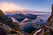 Reine und der Reine Fjord in der Mitternachtssonne, Lofoten, Norwegen