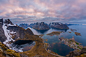 Reine und der Reine Fjord in der Mitternachtssonne, Lofoten, Norwegen