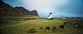 Friedhof mit Kapelle, Unstad, Lofoten, Norwegen