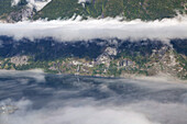Nebel über dem Aurlandsfjord einem Seitenarm des Sognefjord, Aurlandsvangen, Sogn og Fjordane, Fjordnorwegen, Südnorwegen, Norwegen, Skandinavien, Nordeuropa, Europa