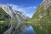 Am Nærøyfjord, einem Seitenarm des Sognefjord, Bakka, Sogn og Fjordane, Fjordnorwegen, Südnorwegen, Norwegen, Skandinavien, Nordeuropa, Europa