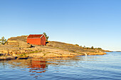 Red hut by the sea in Gjeving in the skerries, Aust-Agder, Sørlandet, Southern Norway, Norway, Scandinavia, Northern Europe, Europe