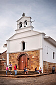 kolumbianische Reisende vor einer kleinen Kapelle in Barichara, Departmento Santander, Kolumbien, Südamerika