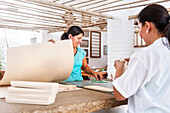Arbeiterinnen erstellen diverse Artikel aus dem selbst hergestellten Papier, historische Papierherstellung in der Fundación San Lorenzo, Barichara, Departmento Santander, Kolumbien, Südamerika