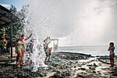 Kolumbianer erfreuen sich an „Blowhole“ an Küste von San Andres, Departamento San Andrés und Providencia, Kolumbien, Karibik, Südamerika