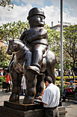 Bronzeskulptur des Künstlers Fernando Botero am Plaza Botero, Plazoleta de las Esculturas, Medellin, Departmento Antioquia, Kolumbien, Südamerika