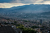 Blick auf das Stadtzentrum von Medellin mit Hochhäusern und den umliegenden Anden Gipfeln, Departmento Antioquia, Kolumbien, Südamerika