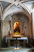 Ein Seitenaltar der Gesu e Maria Kirche in Pescocostanzo, Pescocostanzo, Abruzzen, Italien