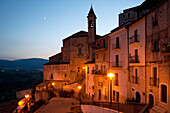 Der Ort Roccacasale klebt an den Hängen des Majella Nationalparks, Roccacasale, Abruzzen, Italien