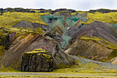 Farbenprächtige Hügel in einer Schlucht  bei Djupivogur, Ostfjorde, Island