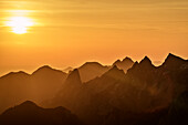 Felszacken der Ammergauer Alpen bei Sonnenaufgang, vom Säuling, Ammergebirge, Ammergauer Alpen, Oberbayern, Bayern, Deutschland