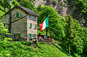 Mehrere Personen stehen am Rifugio Elisa, Rifugio Elisa, Grigne, Bergamasker Alpen, Lombardei, Italien