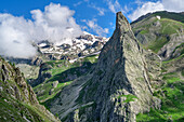 Val Maira mit Felsturm Rocca Castello, Val Maira, Cottische Alpen, Piemont, Italien
