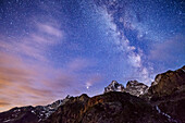 Sternenhimmel mit Milchstraße über Monte Viso, Monviso, Valle di Po, Cottische Alpen, Piemont, Italien