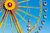 Riesenrad auf dem Volksfest Dom mit dem Fernsehturm im Hintergrund, Hamburg, Deutschland