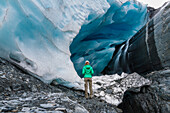 Frau vor der Zunge des Worthington Gletscher von Valdez, Alaska, USA