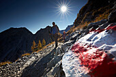 Wanderer auf dem Weg von der Lamsenjochhütte zur Sonnspitze , Lamsenjoch, Östliches Karwendelgebirge, Tirol, Österreich