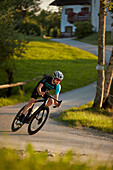Junger Mann  auf Rennrad, Münsing, Bayern, Deutschland