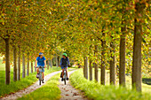 junge Frau auf Tourenrad und junger Mann auf eTourenfahrrad, Radtour, Münsing, Bayern, Deutschland