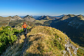 Frau beim Wandern steigt zum Hochwieskopf auf, Salzkammergutberge im Hintergrund, vom Hochwieskopf, Salzkammergut, Salzburg, Österreich