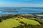 View from Gedererwand towards alpine meadows and lake Chiemsee, Gedererwand, Kampenwand, Chiemgau Alps, Chiemgau, Upper Bavaria, Bavaria, Germany